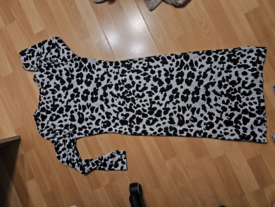 Długa sukienka w panterkę