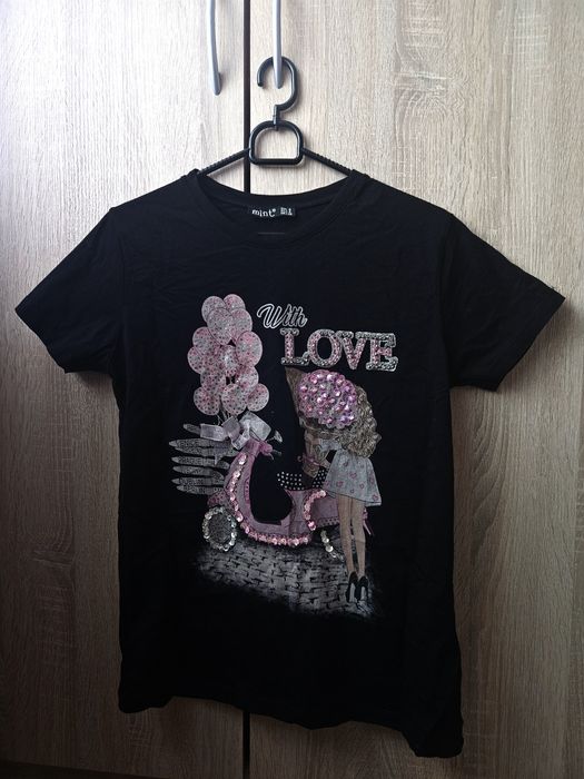T-shirt z różową ilustracją