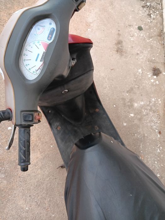 Esta é uma pequena scooter e o preço é de 300 euros.