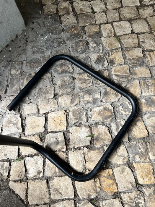 Cabide de pé preto metálico