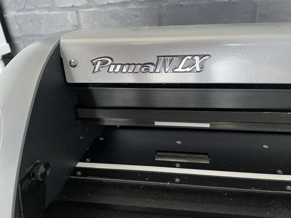 Ploter tnący GCC Puma IV 60 LX z oprogramowaniem ze stolikiem roboczym