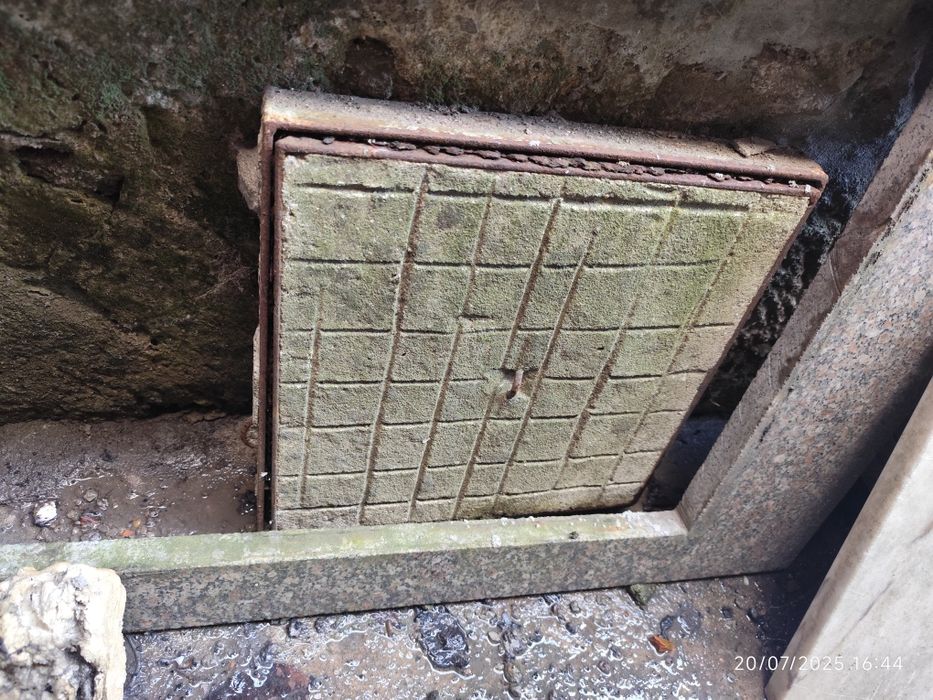 Vigas de betão e tampa de saneamento