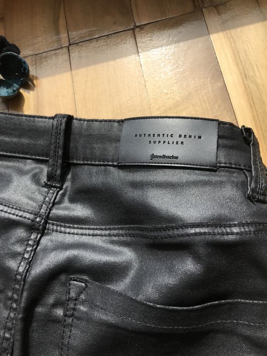 Czarne skorzane woskowane spodnie stradivarius 38