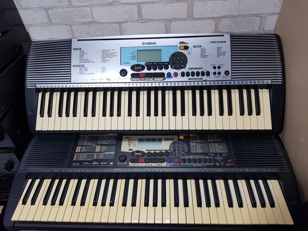 Синтезатор Yamaha PSR-225  динамічна клавіатура б/у з Німеччини