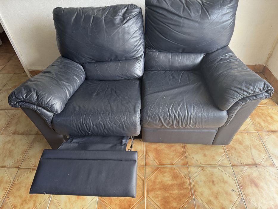 Conjunto sofas pele 2 e 3 lugares