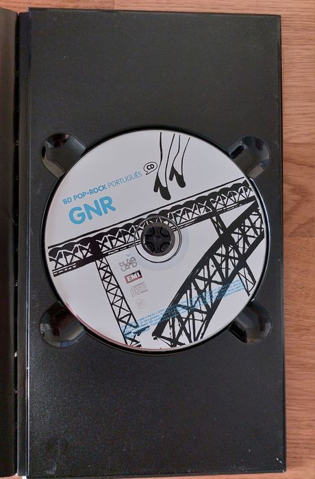 CD e livro de banda desenhada dos GNR