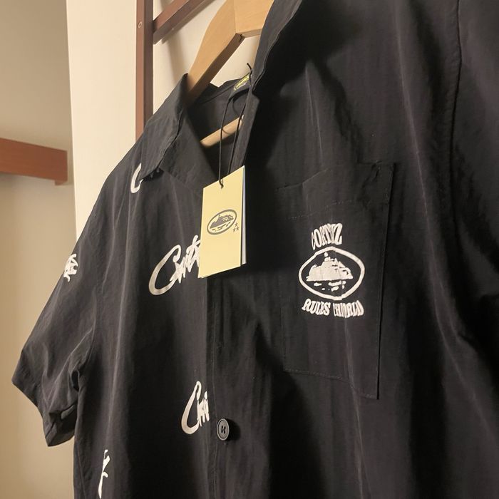 Camisa corteiz preta com detalhes brancos