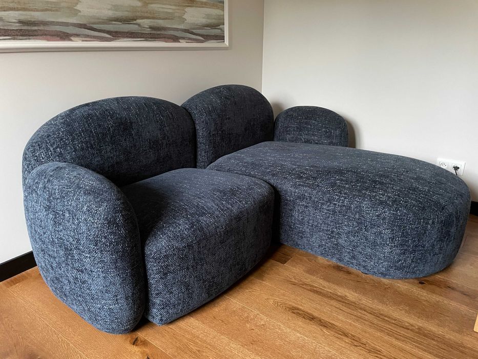 Granatowa sofa marki Micadoni