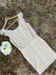 Vestido curto justo com folhos