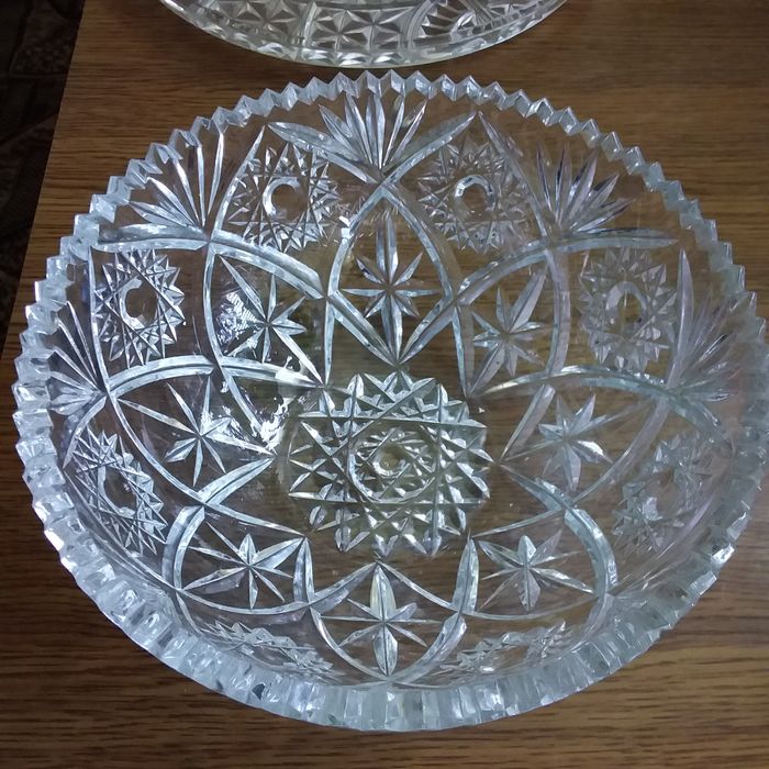 Вазы для цветов, салатники разные-хрустальные. Пепельница СССР.
