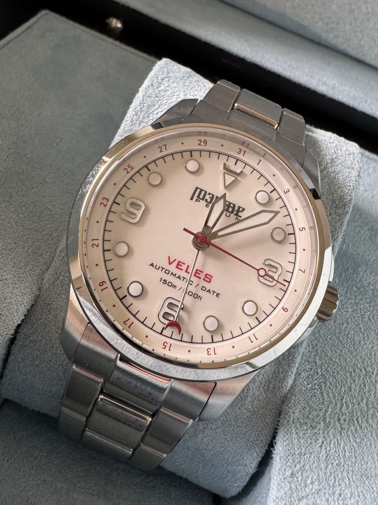 Nowy zegarek Perun VELES pearl white, pointer date – emaliowana tarcza