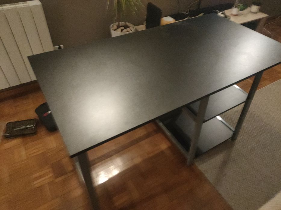 Secretaria muito boa como nova com prateleira laterais e embutidas