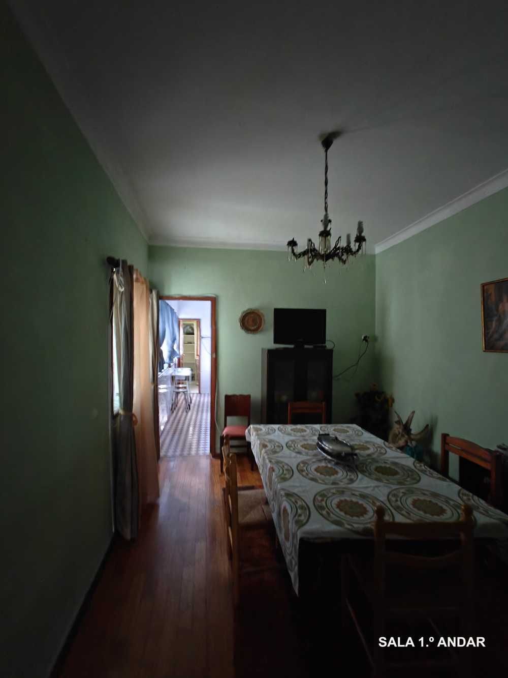 Moradia de 3 andares c/ terreno extenso para reabilitar ou reconstruir