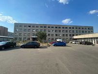 Окрема будівля зі своею прилеглою територією.