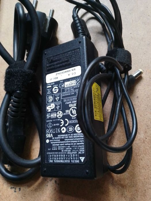 Зарядний пристрій для ноутбука 19V - 3.42А, як новий