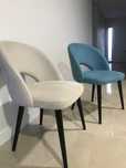 Cadeiras bege e azul