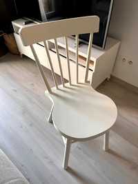 cztery białe krzesła NORRARYD ikea
