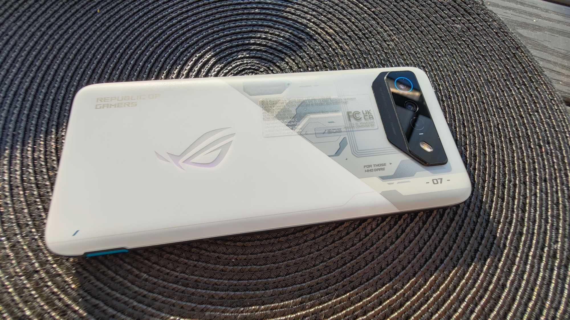 Asus ROG Phone 7 Storm White 12/256Gb - Gamingowy