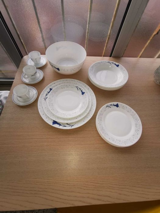 Conjunto de louça de porcelana branca