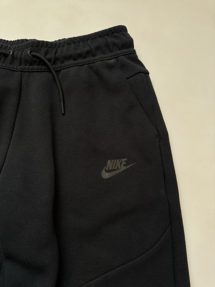 Чорні Штани Nike tech fleece