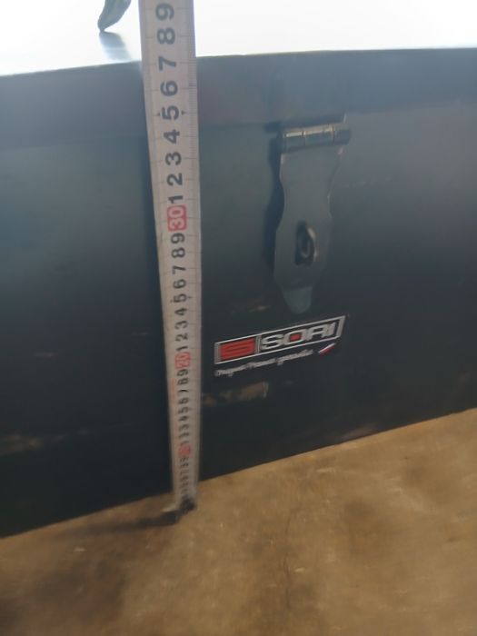 Caixa metálica cinzenta escura