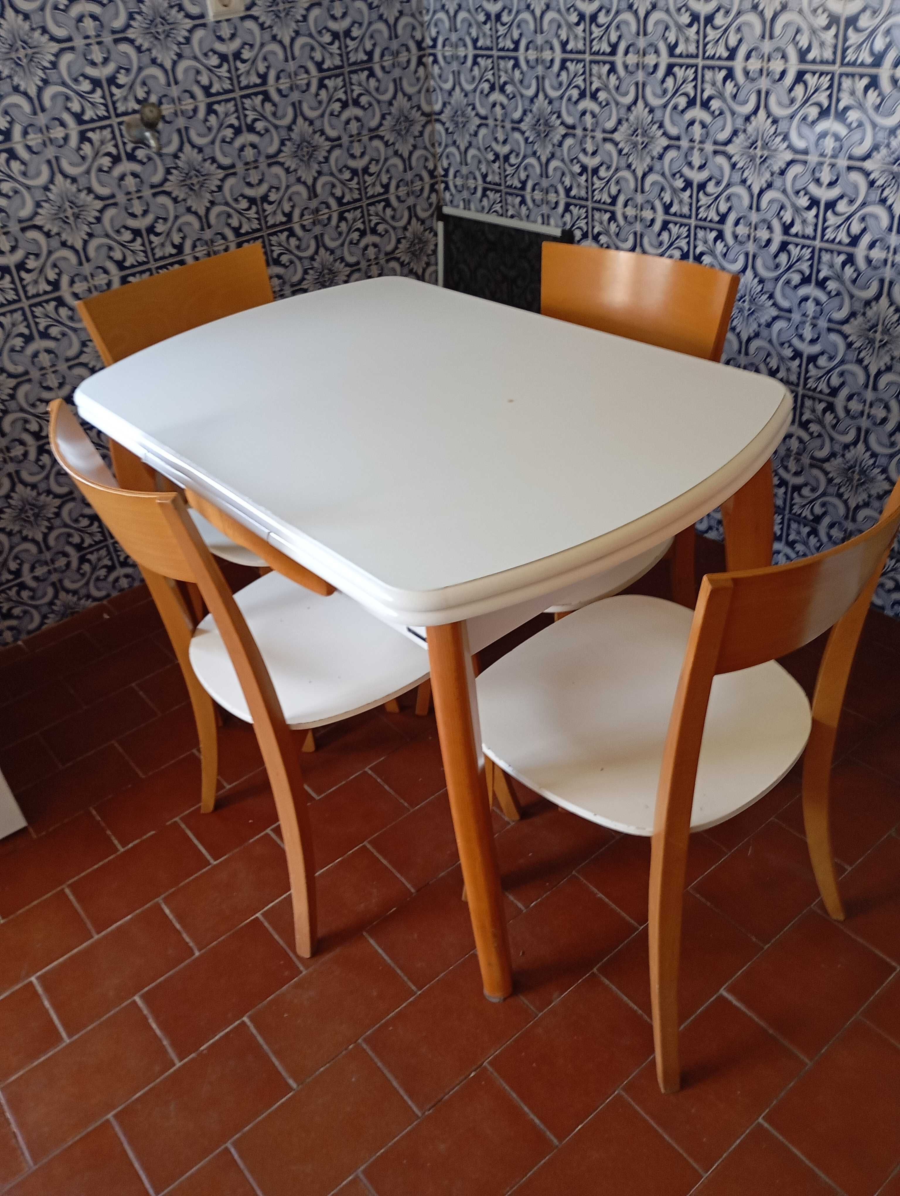 Mesa de cozinha com 4 cadeiras
