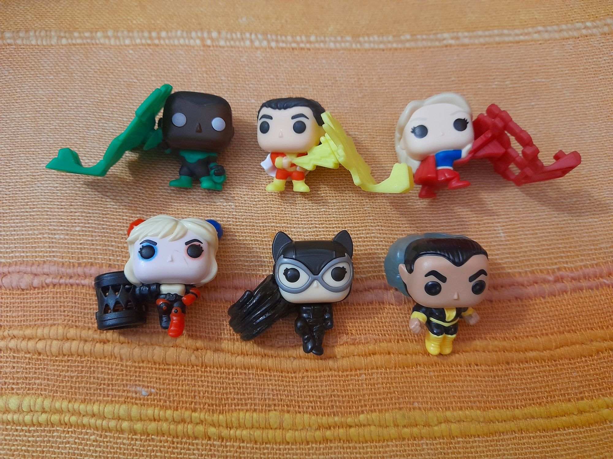 Bonecos DC COMICS Batgirl e Harry Potter Pop Funko kinder Joy