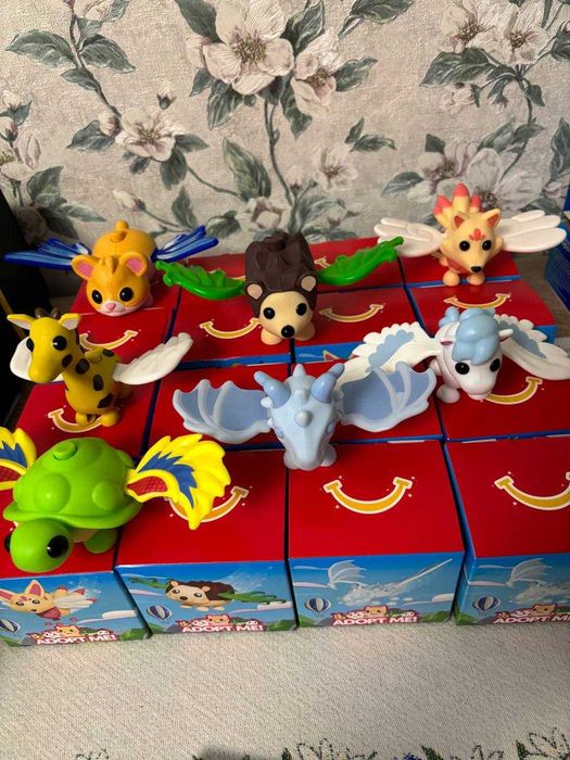 Adopt Me Адопт Мі фігурки  з Хеппі Міл МакДональдз