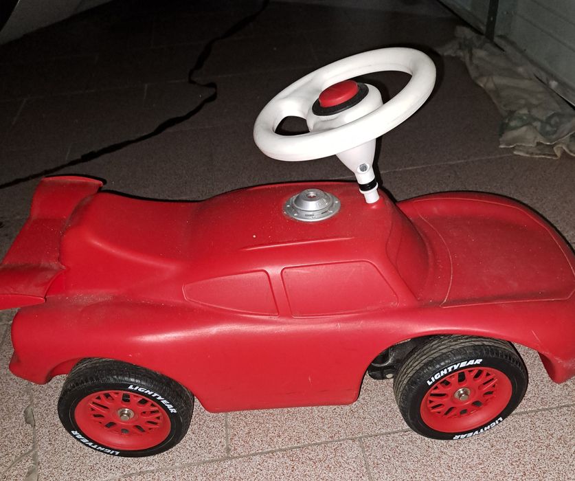 Carrinhos e bicicleta criança