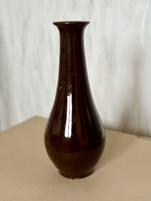 Wazon ceramiczny w kolorze ciemnego brązu stan zachowania bardzo dobry