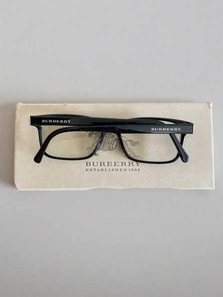 Óculos Burberry.