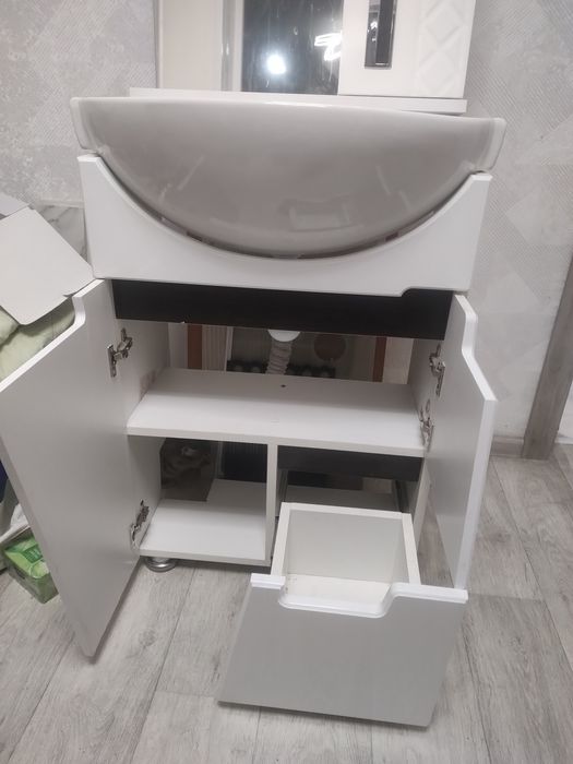 Раковина з тумбою в ванну кімнату та верхня шафа