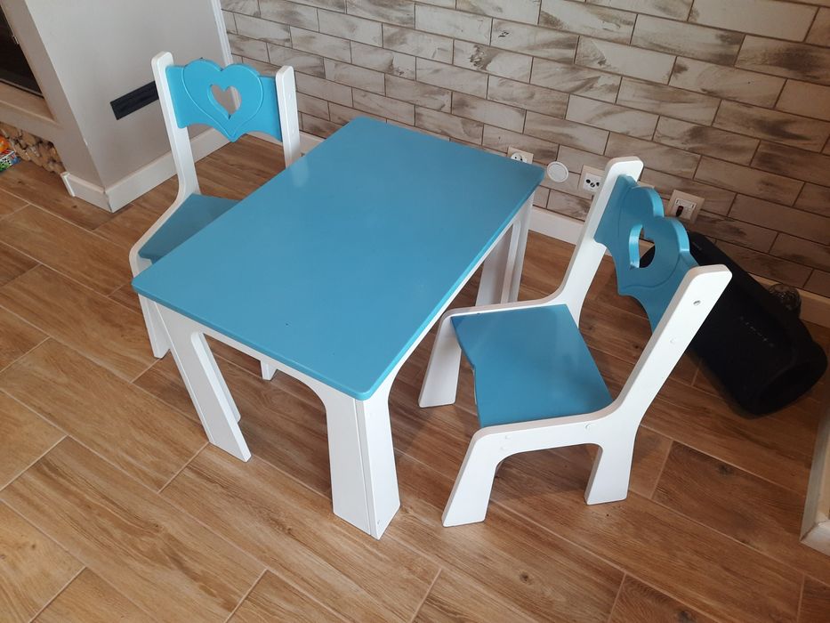Stolik z dwoma krzesełkami dla dzieci