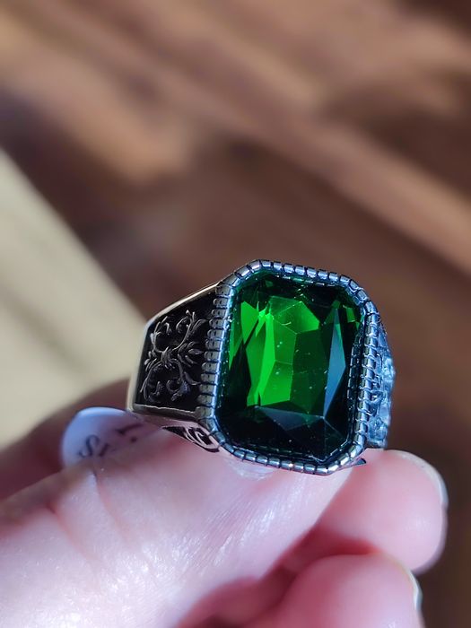 Szmaragdowy sygnet 13