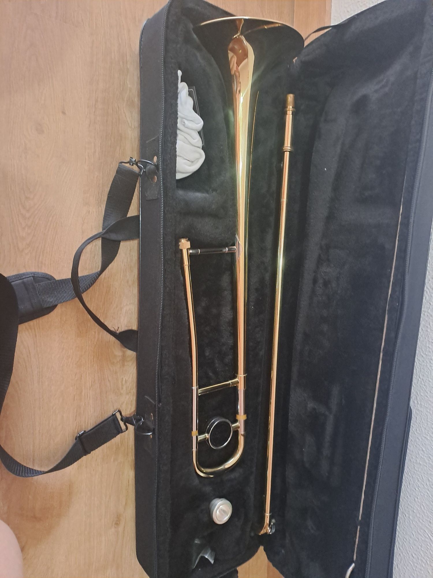 Trombone com pouco uso.