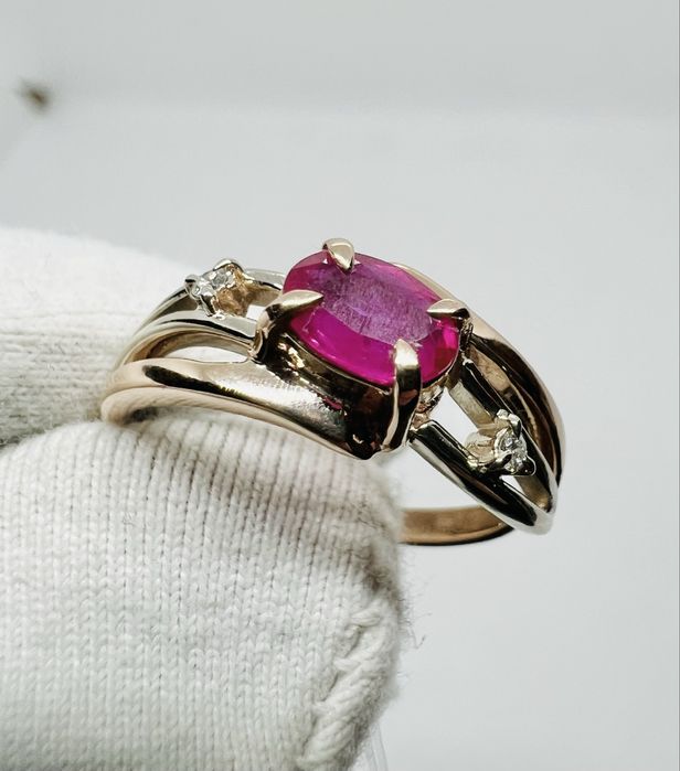 Золота каблучка з натуральним рубіном 0.40 карат.