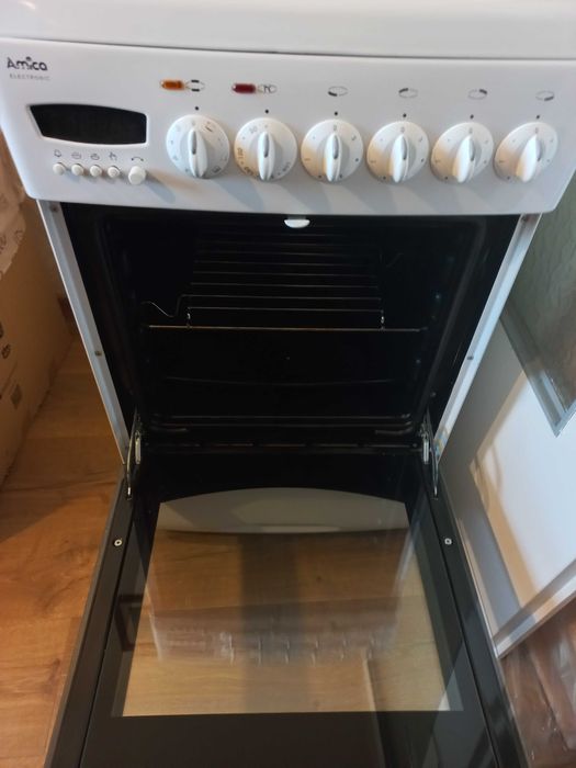 Kuchnia elektryczna Amica z płytą.