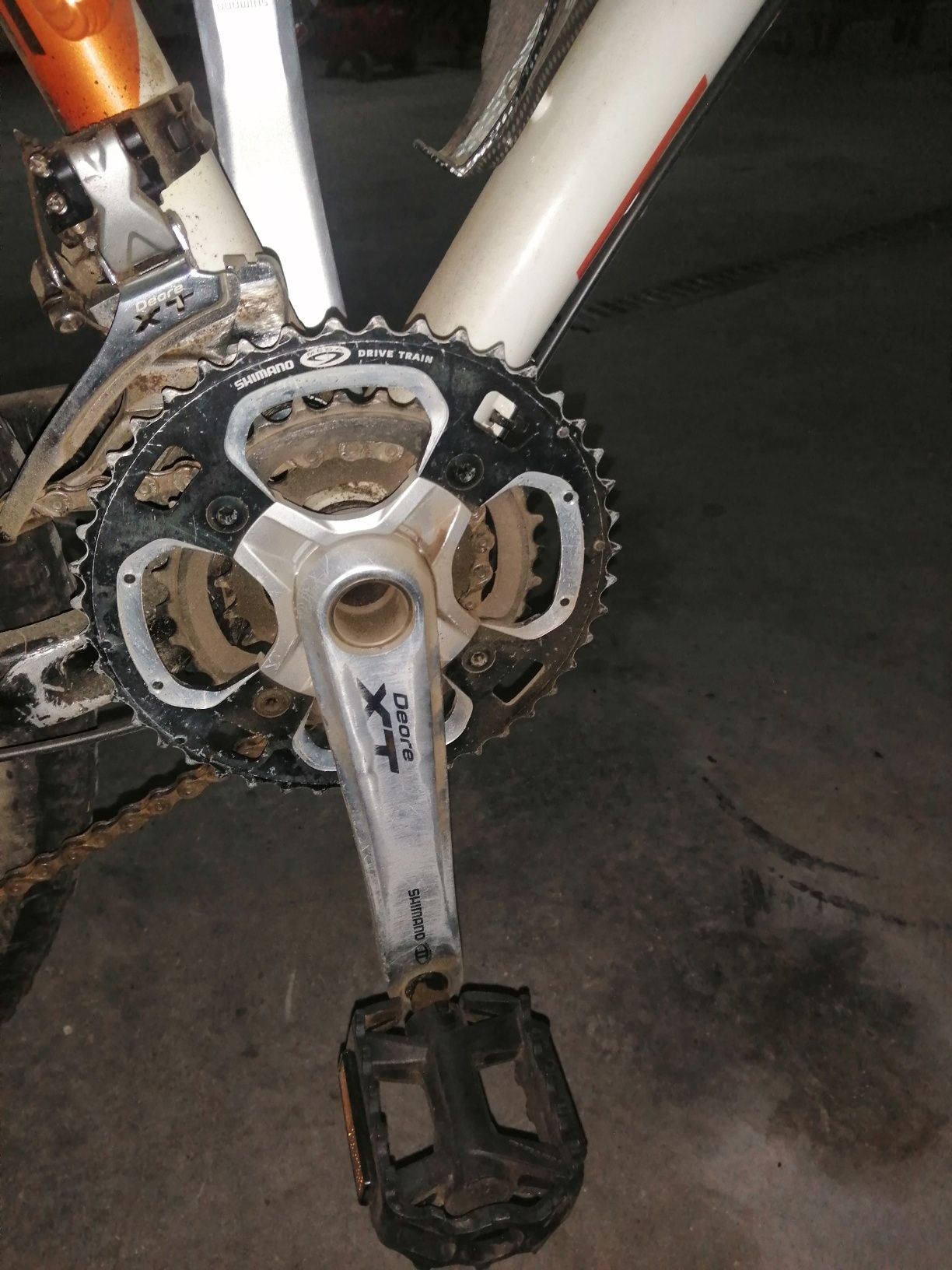 Bicicleta marca KTM suspensão total