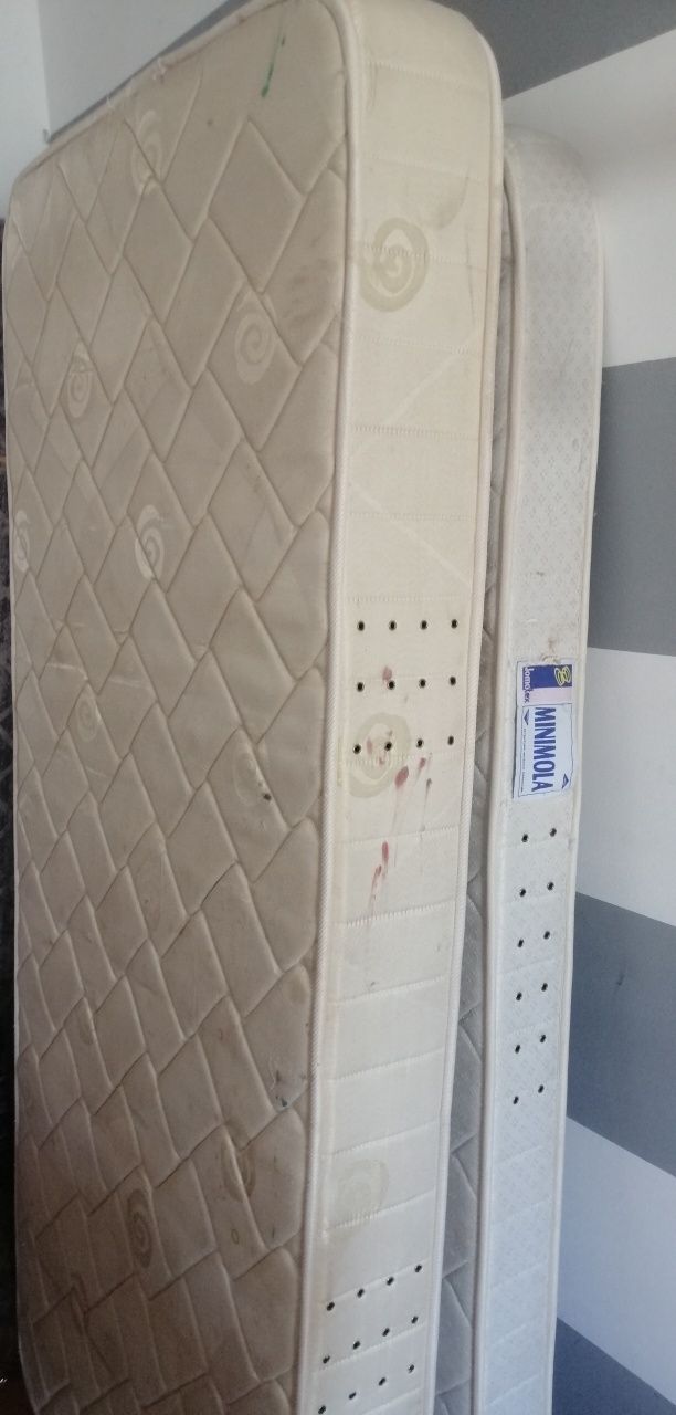 Cama solteiro dupla com colchões
