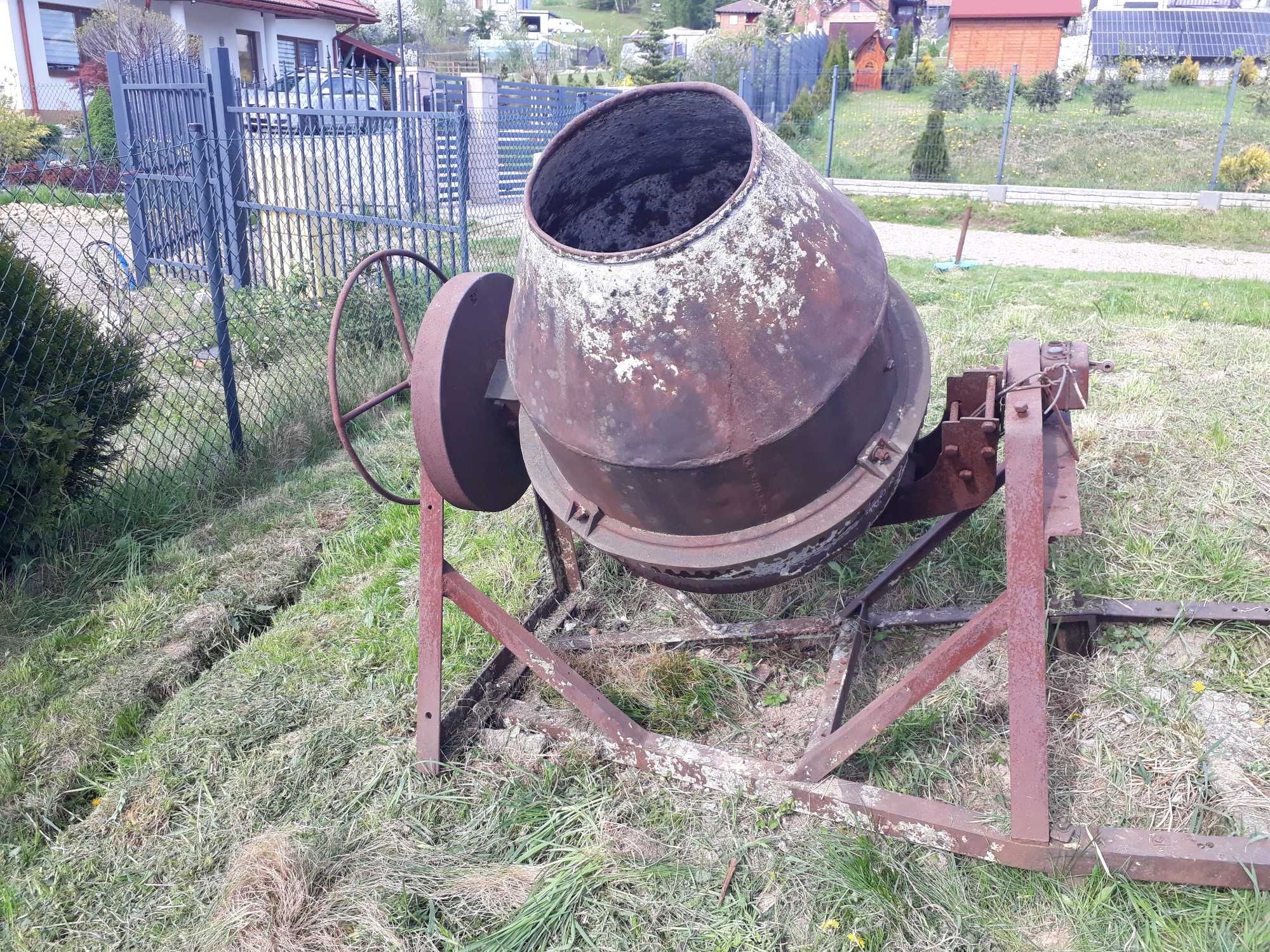 Betoniarka około 200 litrów