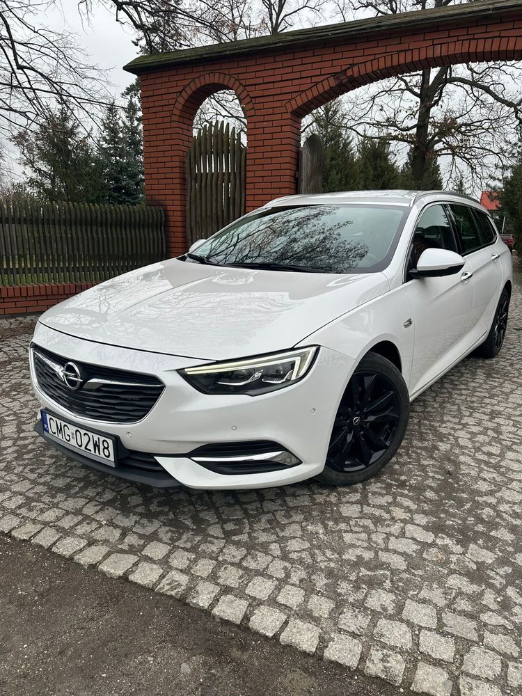 Opel insignia B Kamery 360’ napęd 4x4 hak navi bardzo bogata PIĘKNA