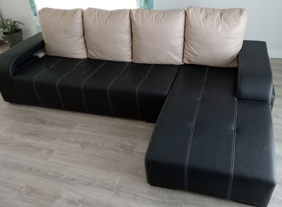 Sofá com chaise longue e 4 puff's em pele sintética