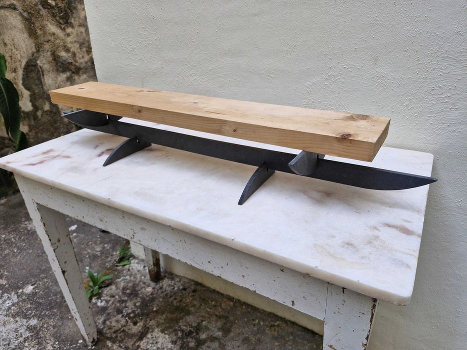 Suporte multifuncional em Valchromat preto — peça única de 1 metro