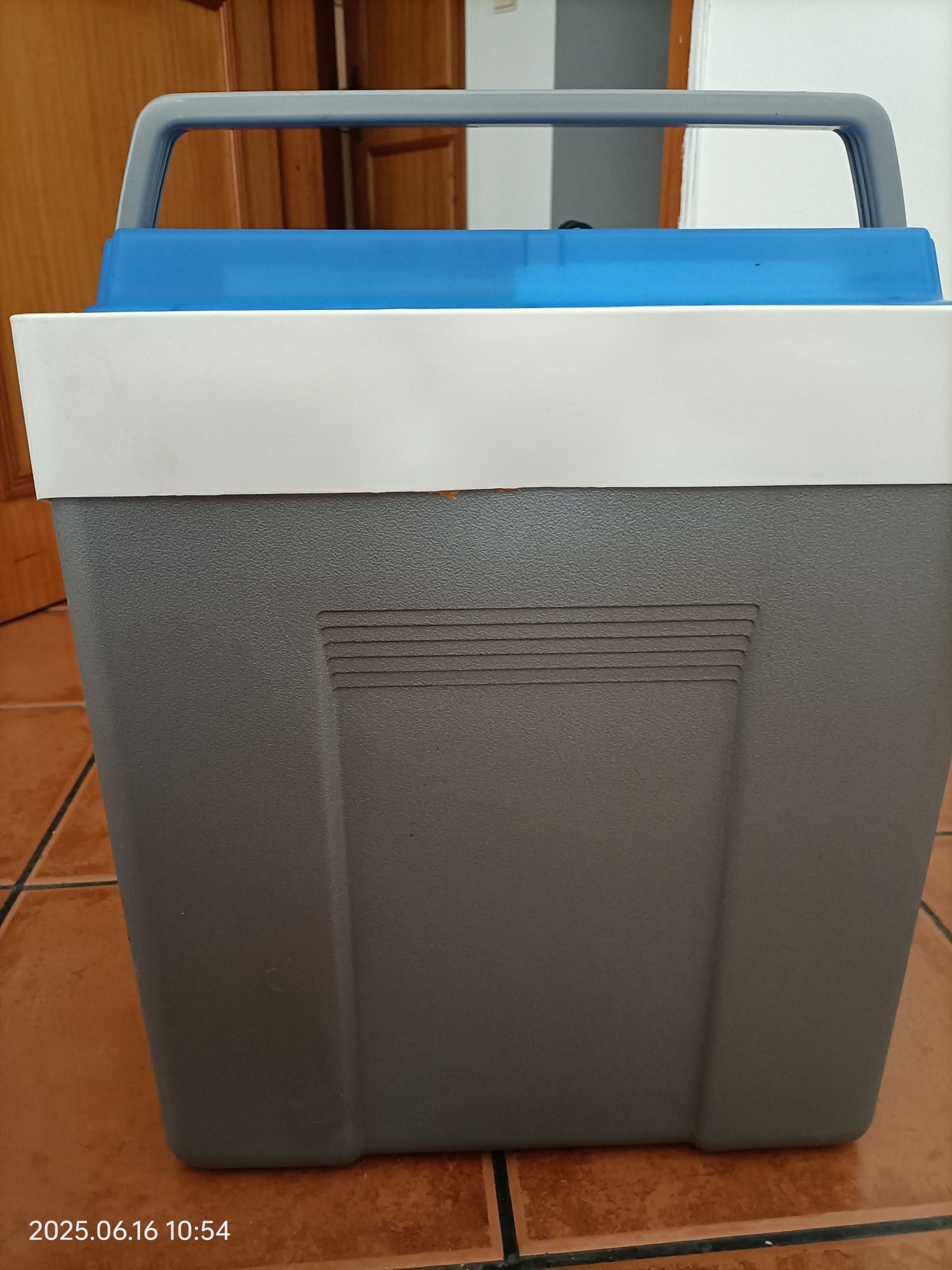 Vendo geladeira com ligação ao isqueiro do carro