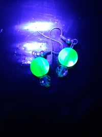 Kolczyki ze szklanymi koralikami uranowymi świecącymi pod UV
