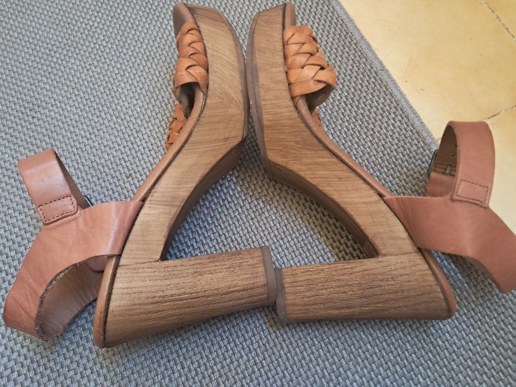Sandalias em pele e madeira