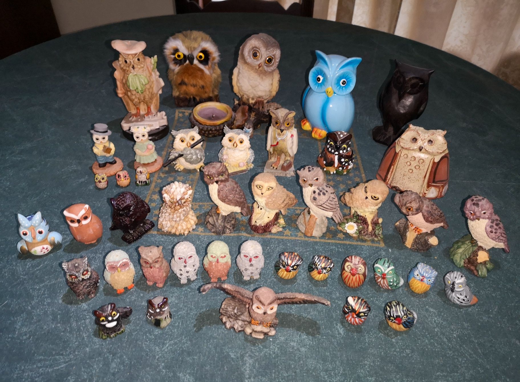 Coleção de 42 estatuetas e miniaturas de mochos e corujas