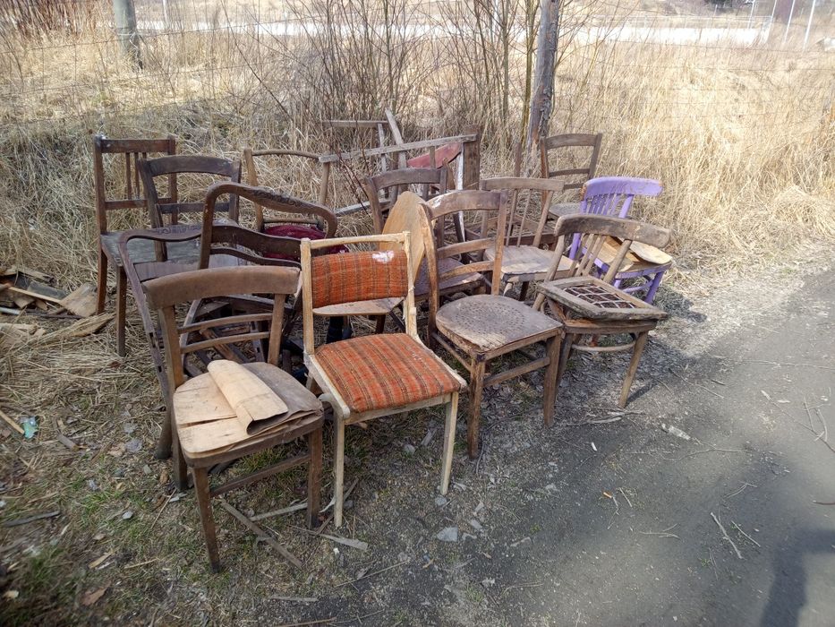Stare drewniane krzesła