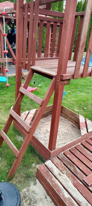 Drewniany plac zabaw z dodatkową piaskownicą gratis w dobrym stanie