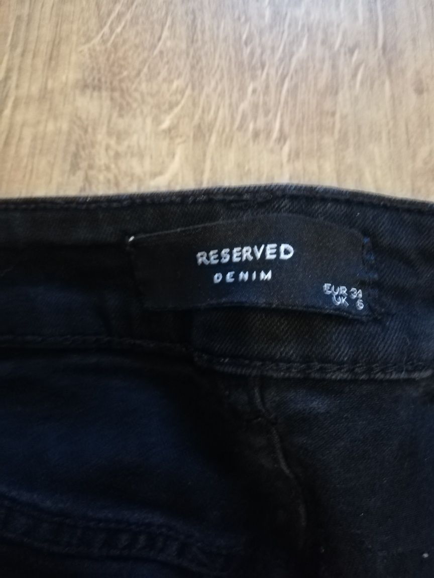 Czarne jeansy Reserved